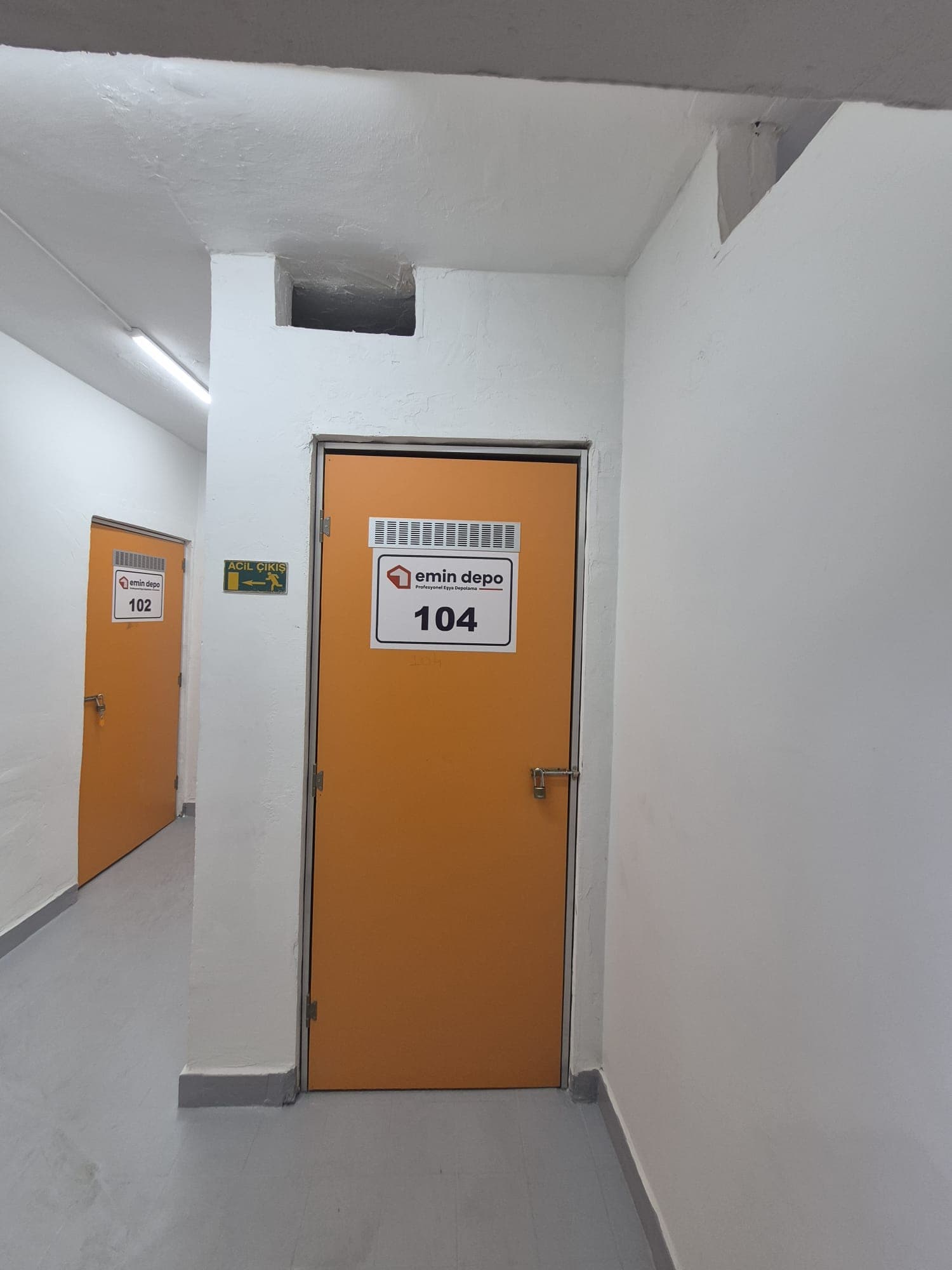 Acil çıkış yönlendirmeli kişisel kilitli depo odaları