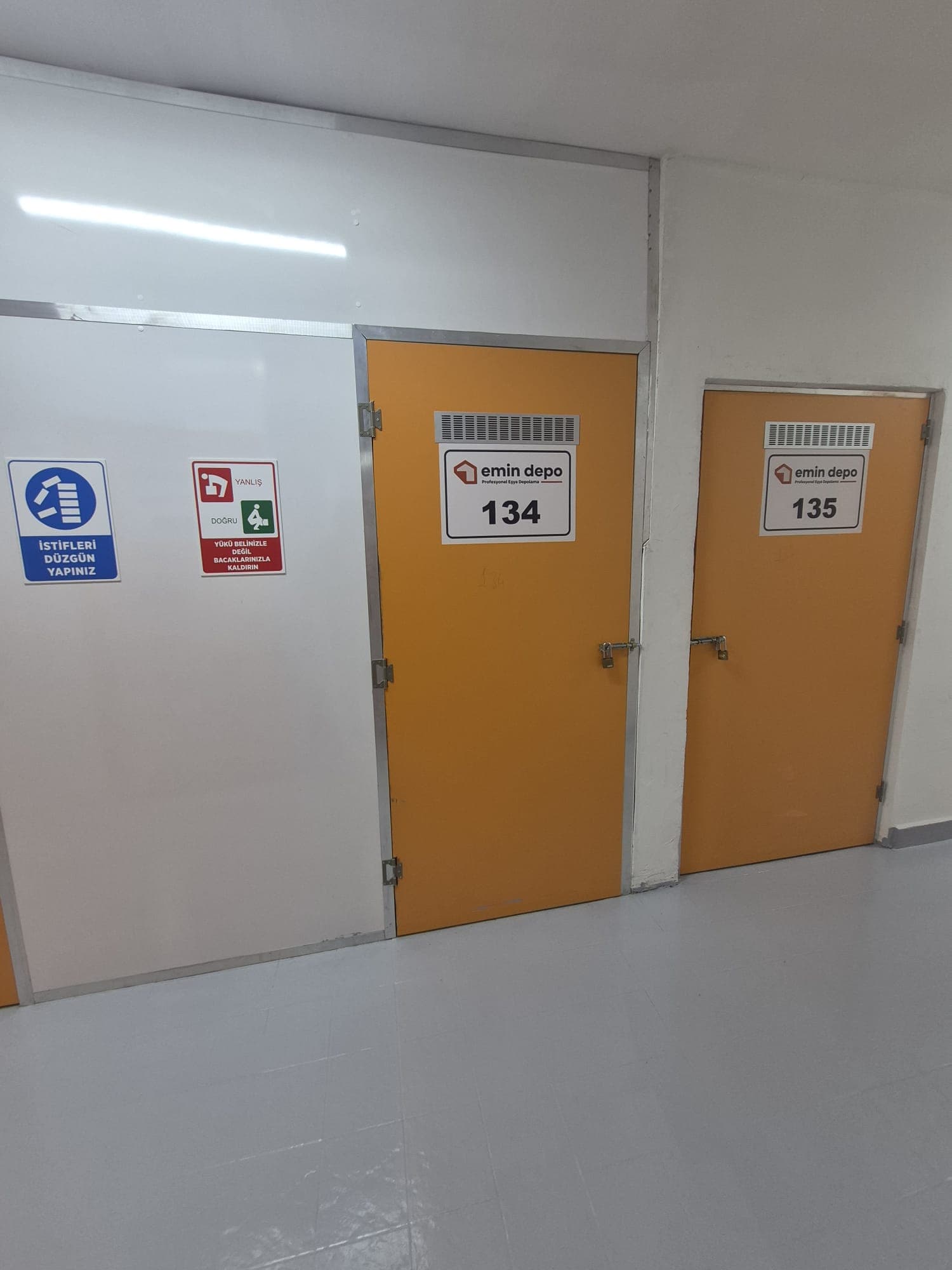 İş güvenliği uyarıları bulunan kilitli ev eşyası depolama tesisi