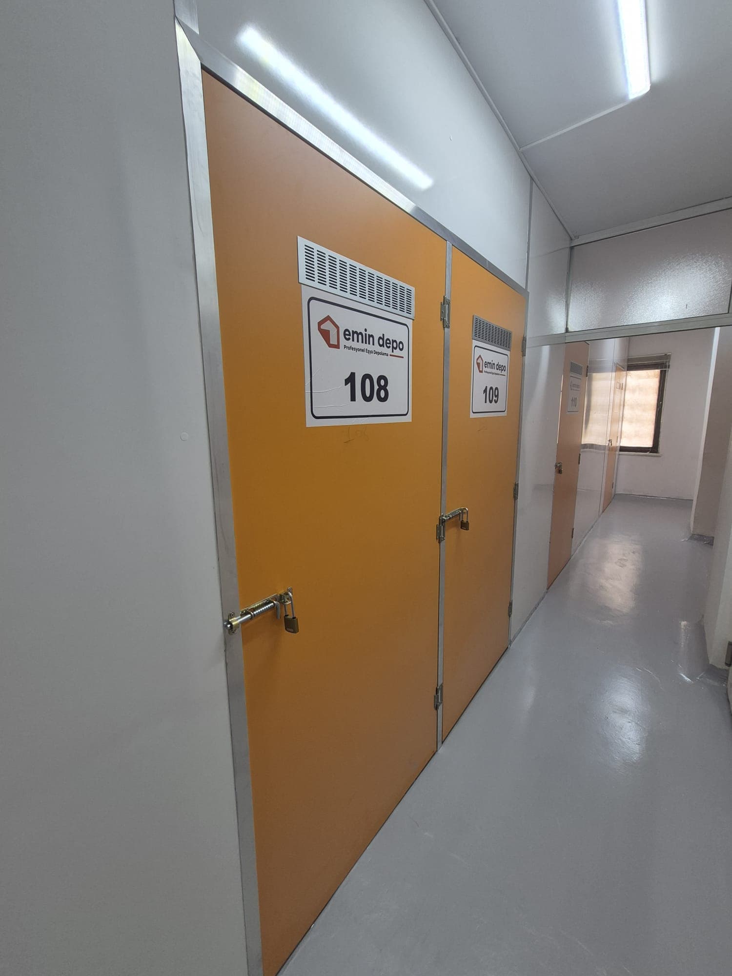 Numaralı ve asma kilitli kişisel kiralık eşya depo odaları