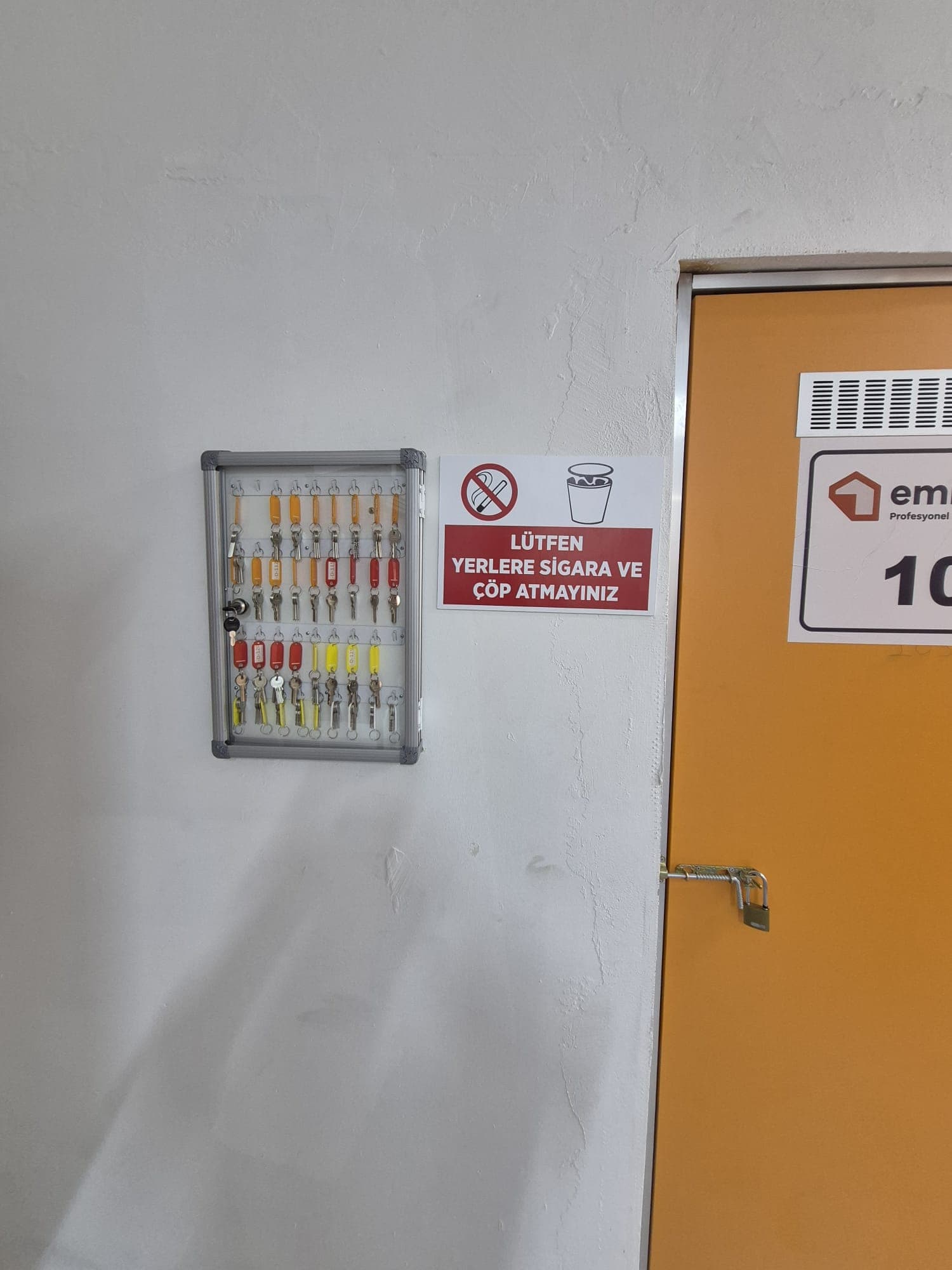 Kilitli eşya depolama odaları için kontrollü anahtar takip sistemi